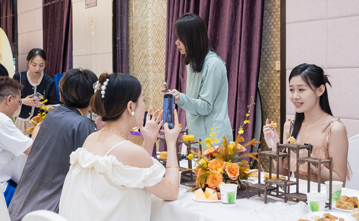 穿漢服、品月餅活動現場