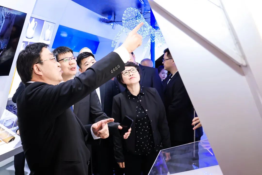 中共海南省委書記馮飛參觀南海館文創產品